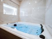 Loft avec jacuzzi privatif et salle de massage - 1