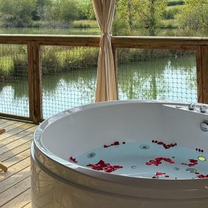 Cabane avec spa privatif au bord du lac, Gers