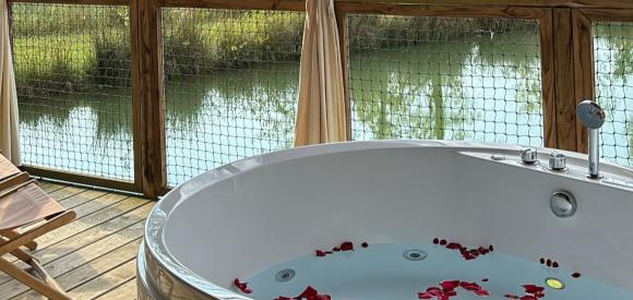 Cabane avec spa privatif au bord du lac, Gers