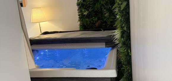 Loveroom avec jacuzzi ambiance zen