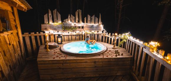 Cabanes dans les arbres avec jacuzzi privatif