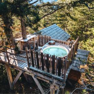 Cabane dans les arbres avec jacuzzi privatif