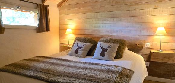 Cabane dans les arbres avec jacuzzi privatif