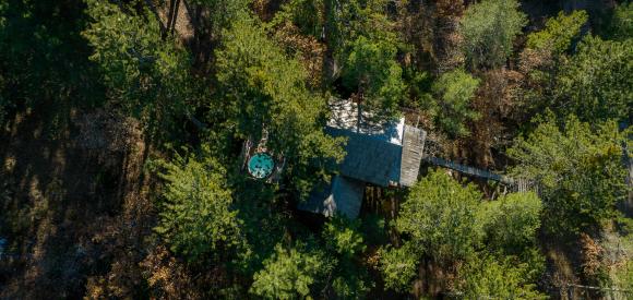 Cabane dans les arbres avec jacuzzi privatif