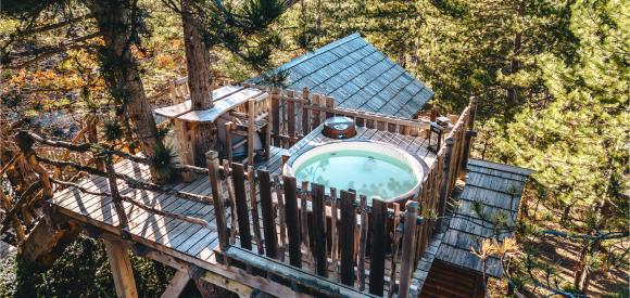 Cabane dans les arbres avec jacuzzi privatif