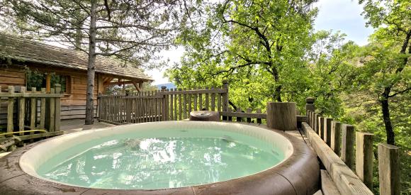 Cabanes dans les arbres avec jacuzzi privatif