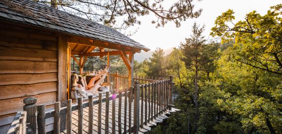 Cabanes dans les arbres avec jacuzzi privatif