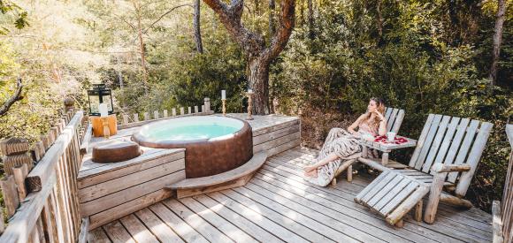 Cabanes dans les arbres avec jacuzzi privatif