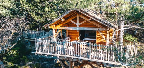 Cabanes dans les arbres avec jacuzzi privatif