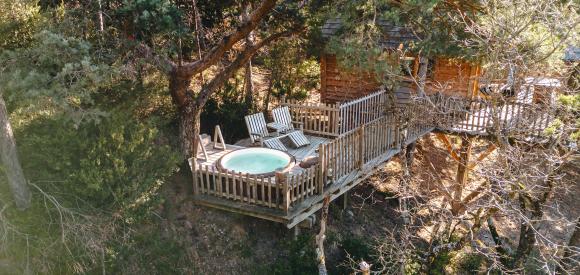 Cabanes dans les arbres avec jacuzzi privatif