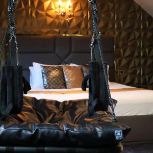 Suite love avec spa et sauna dans son ambiance baroque, proche Rennes