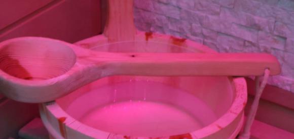 Suite love avec spa et sauna dans son ambiance baroque, proche Rennes