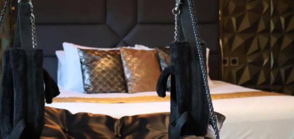 Suite love avec spa et sauna dans son ambiance baroque, proche Rennes
