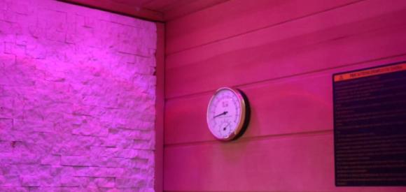 Suite love avec spa et sauna dans son ambiance baroque, proche Rennes