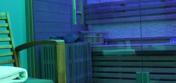 Suite love avec spa et sauna dans son ambiance baroque, proche Rennes