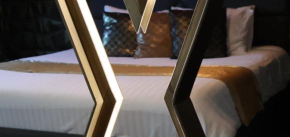 Suite love avec spa et sauna dans son ambiance baroque, proche Rennes