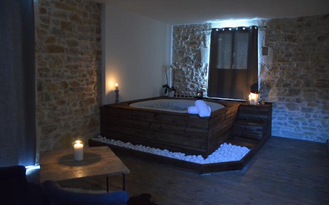 Chambre scandinave avec spa privatif, proche Nimes