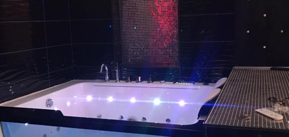 Suite cabaret avec spa privatif, Lyon