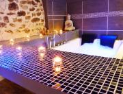 Suite Romantique avec jacuzzi et sauna privatif, proche de Lyon - 1
