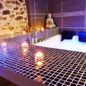 Suite Romantique avec jacuzzi et sauna privatif, proche de Lyon