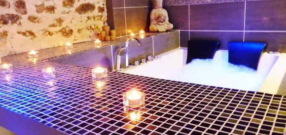 Suite Romantique avec jacuzzi et sauna privatif, proche de Lyon