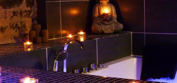 Suite Romantique avec jacuzzi et sauna privatif, proche de Lyon