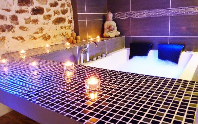 Suite Romantique avec jacuzzi et sauna privatif, proche de Lyon