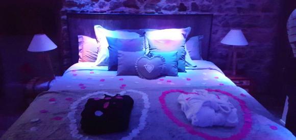 Suite Romantique avec jacuzzi et sauna privatif, proche de Lyon