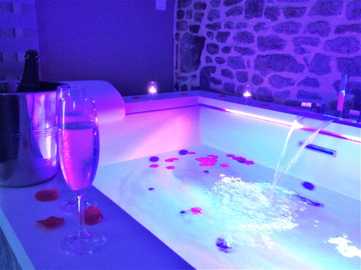 Week end En Amoureux Avec Jacuzzi Mont Saint Michel Suite romantique avec balnéo et vue sur la baie du Mont saint Michel -  Introuvable