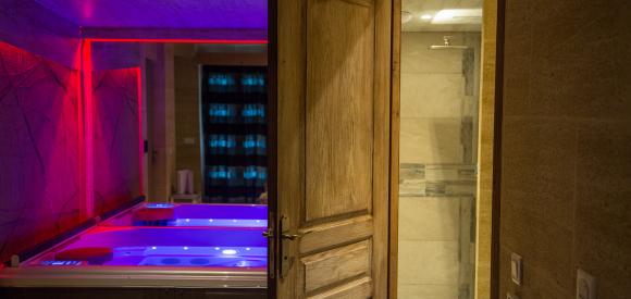 Love Room avec jacuzzi privé, tout proche d'Avignon, Arles et Nîmes