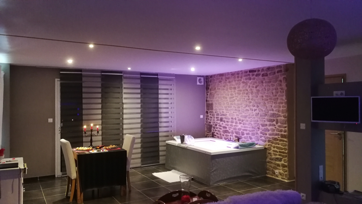 Week end En Amoureux Avec Jacuzzi Mont Saint Michel Suite romantique avec balnéo et vue sur la baie du Mont saint Michel -  Introuvable