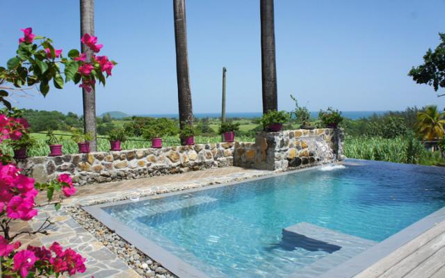 Villa coloniale et moderne, piscine privée à débordement sur les Caraïbes, Guadeloupe