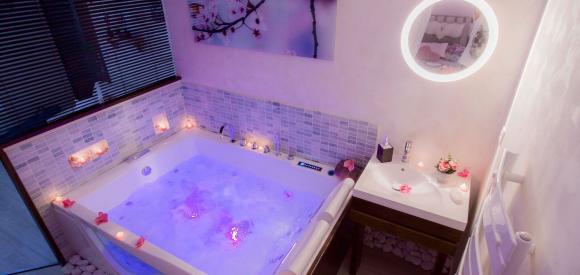 Suite de luxe avec jacuzzi et hammam privatifs proche Toulon