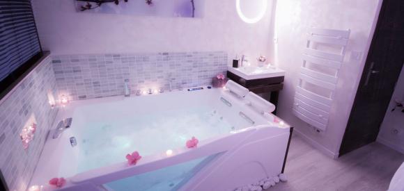 Love room de luxe avec jacuzzi et hammam privatifs proche Toulon