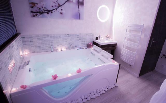 Suite de luxe avec jacuzzi et hammam privatifs proche Toulon