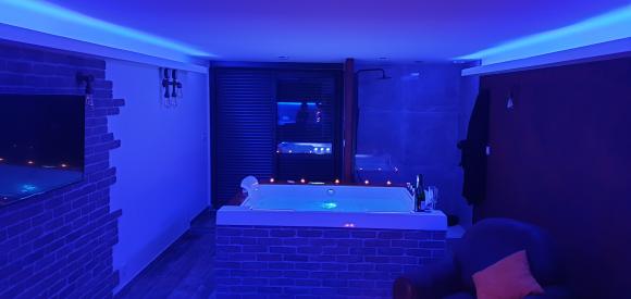 Suite industrielle avec jacuzzi privatif, Istres