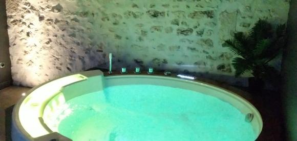 Suite avec spa , Charme, Balnéo Jacuzzi privatif, Proche Royan