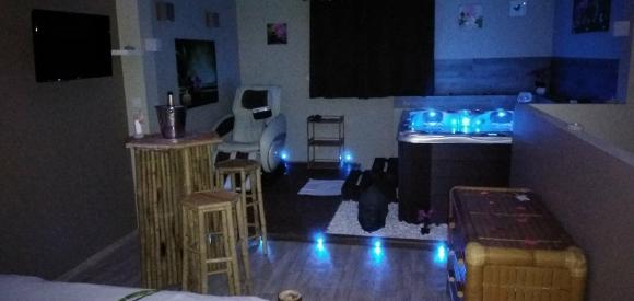 Chambre zen avec spa privatif et fauteuil massant, Beaucaire