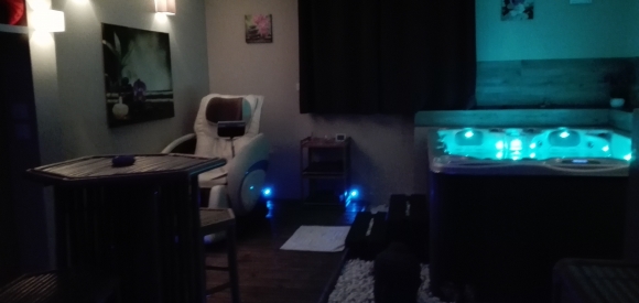 Chambre zen avec spa privatif et fauteuil massant, Beaucaire