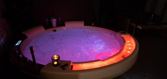 Suite avec spa , Charme, Balnéo Jacuzzi privatif, Proche Royan