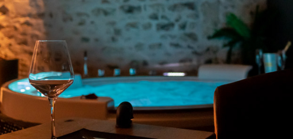 Suite avec spa , Charme, Balnéo Jacuzzi privatif, Proche Royan