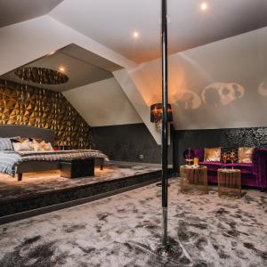 Suite love avec spa et sauna dans son ambiance baroque, proche Rennes
