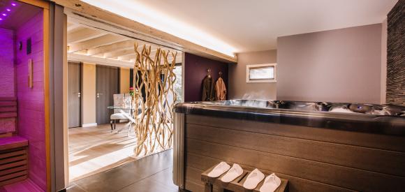 Suite love avec spa et sauna dans son ambiance baroque, proche Rennes