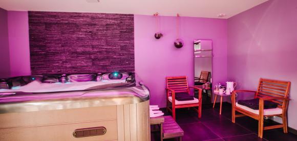 Suite love avec spa et sauna dans son ambiance baroque, proche Rennes