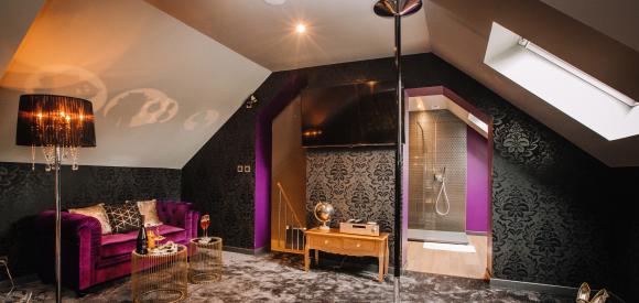 Suite love avec spa et sauna dans son ambiance baroque, proche Rennes