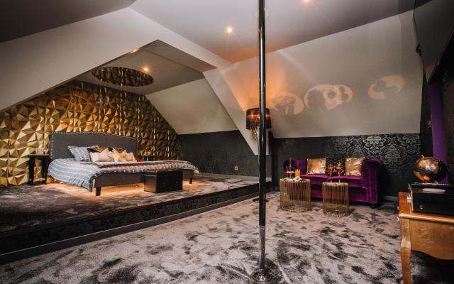 Suite love avec spa et sauna dans son ambiance baroque, proche Rennes