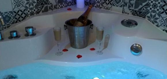 Love room avec jacuzzi, proche Sarlat