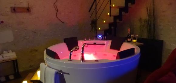 Magnifique gite romantique et sexy pour amoureux, spa, lit rond à Tours