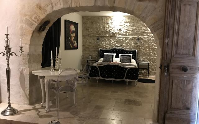 Chambre baroque avec spa privatif, proche Nimes