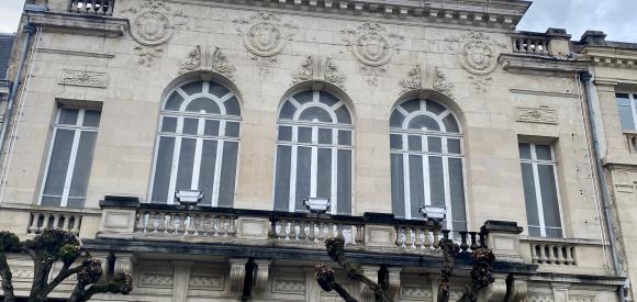 Suite avec Lit Rond, jacuzzi et sauna à Epernay
